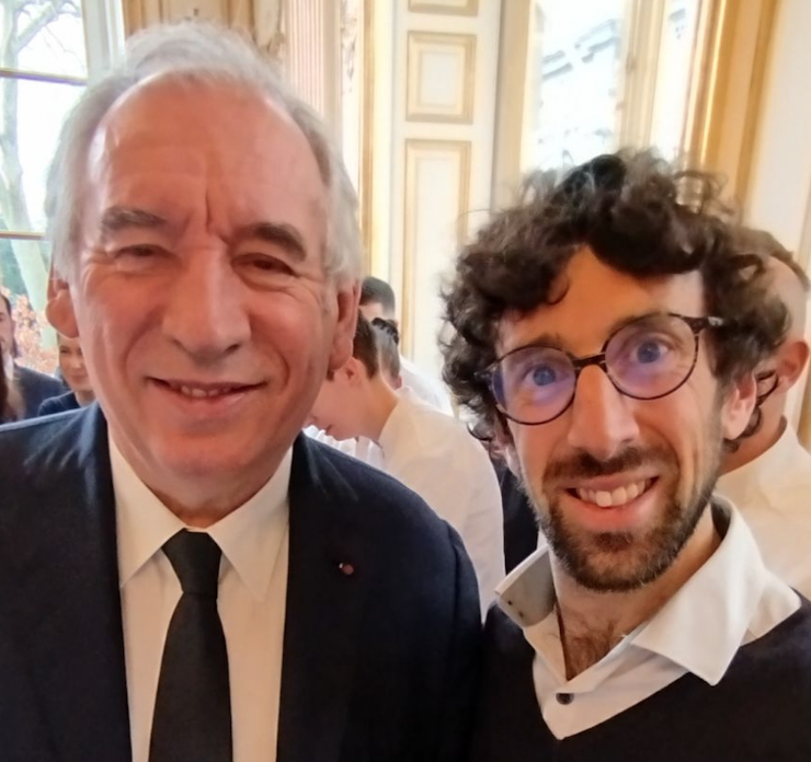 Le Premier Ministre François Bayrou avec Franck Wallet tient un sachet de cookies Crumbler dans ses mains